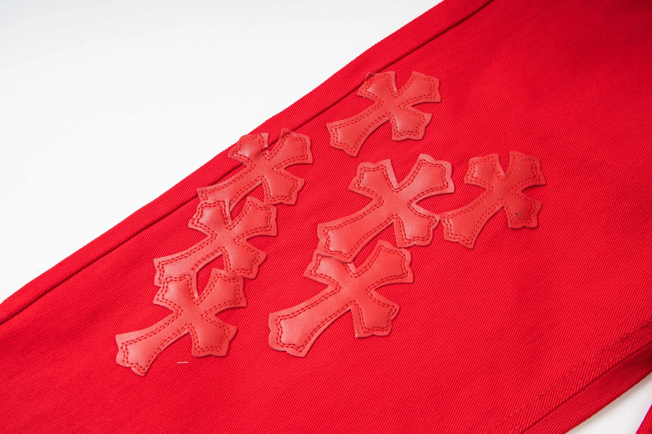 P270 💰 (Top version) CHROME HEARTS 25ss dopamine Chinese red cross leather washed jeans - Full of exploring the ultimate in fashion, Chrome Hearts' new Chrome Hearts pants not only present a unique style, the fresh ice blue color looks particularly youthful and energetic. The mid-high waist design is paired with a lazy and casual style, which not only shows long legs but also maintains a casual feel. It is a must-have fashion choice for trendy men and trendy women. Color: Dopamine Red Size: 28-30-32-34 (corresponds to S-M-L-XL)